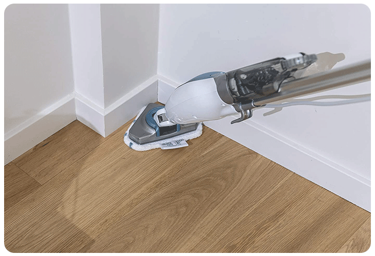 Black+Decker FSM1630-QS - Nettoyage d'angle avec la brosse triangle