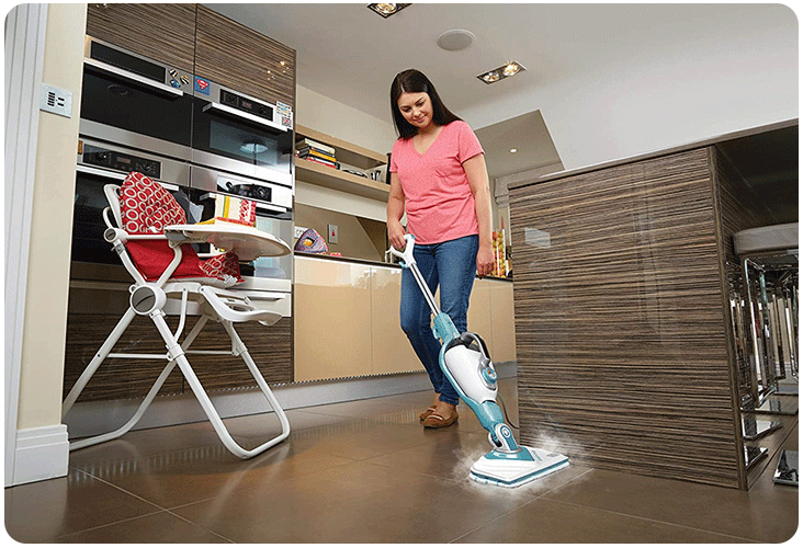 Nettoyage du carrelage de la cuisine avec le Black & Decker BHSM168DSM-QS