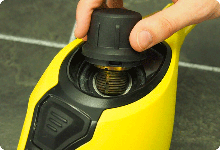 Dévissage du capuchon du réservoir du Karcher SC1