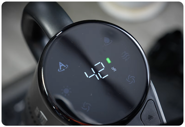 Rechargement du Dreame H12 Dual sur son socle de charge