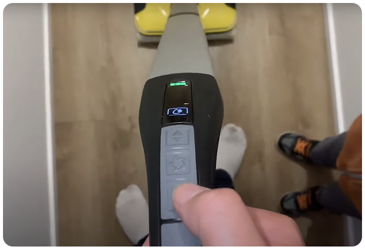 Boutons situées sur la poignée du Karcher FC7 sans fil
