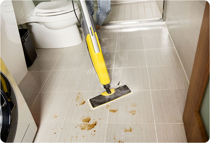 Nettoyage de traces sur du carrelage de salle de bain avec le nettoyeur vapeur Karcher KST 2 Upright EasyFix