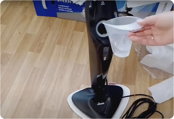 Remplissage du réservoir d'eau du Vileda Steam Plus