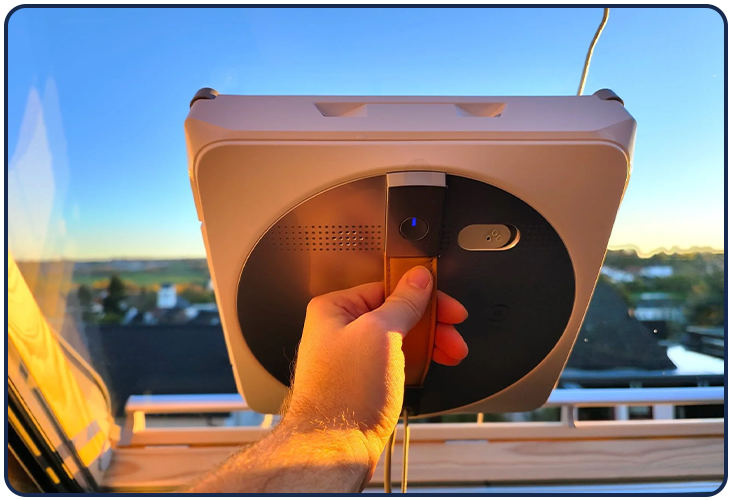 L'Ecovacs Winbot W1 Pro dispose d'une batterie de secours pour plaquer le robot pendant 30 minutes