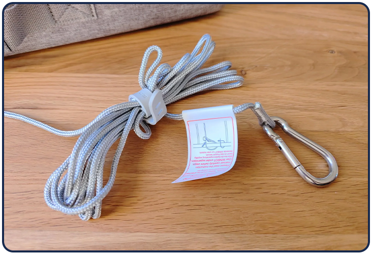 Le Winbot W1 Pro dispose d'un câble de sécurité de 1,5 mètre avec mousquetons pour l'assurer