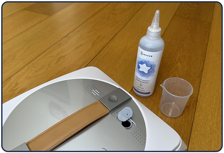 Le robot Ecovacs Winbot W1 Pro dispose d'un réservoir pour le produit de nettoyage de 60 ml pour le pulvériser automatiquement