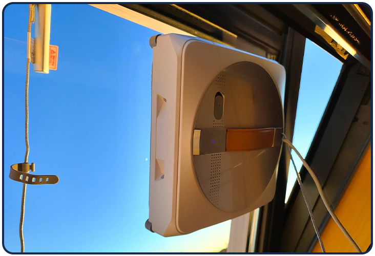 Le robot Ecovacs Winbot W1 Pro dispose de 8 niveaux de sécurité pour éviter les chutes