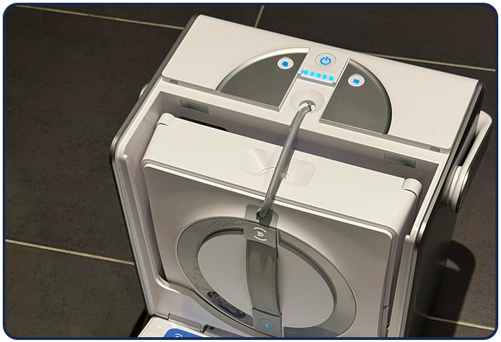Le robot Winbot W2 OMNI peut être rangé et transporté dans sa station portative