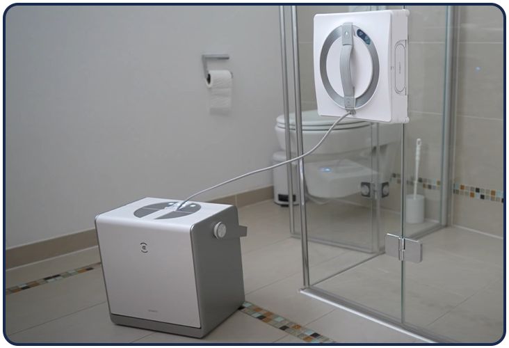 L'Ecovacs Winbot W2 OMNI détecte le bord des vitres de douche sans rebord