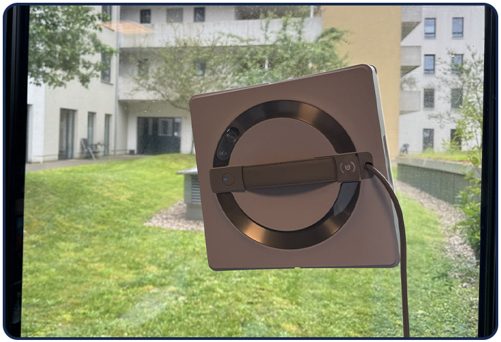 Lorsque l'appareil détecte une anomalie le Winbot W2 OMNI se ventouse à la vitre pendant 30 minutes